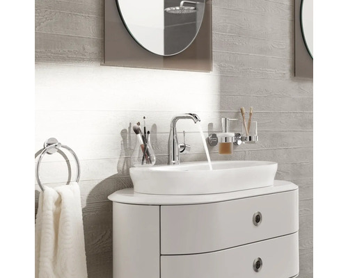 Moderná kúpeľňa s umývadlom, vodovodnou batériou, držiakom na uteráky a zrkadlom