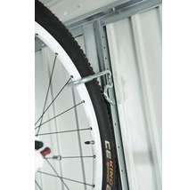 Záves na bicykel na kovovej stene s pneumatikou