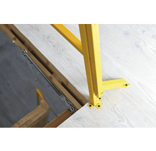 Detailný pohľad na podkrovné schody so žltým zábradlím