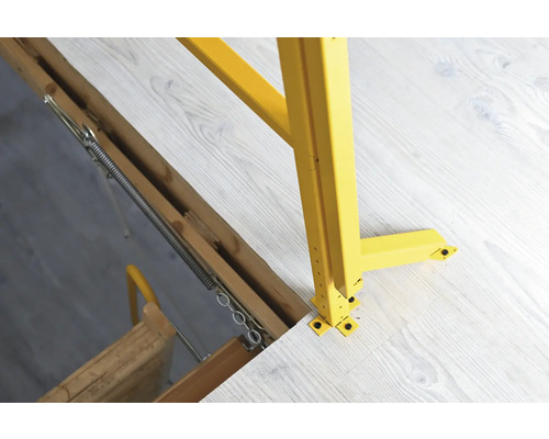 Detailný pohľad na podkrovné schody so žltým zábradlím