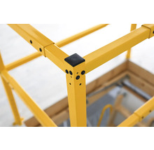 Detailný pohľad na lešenie so žltými kovovými podperami a čiernym rohovým spojom