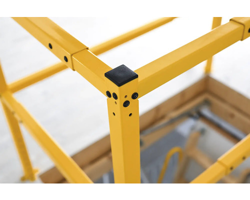 Detailný pohľad na lešenie so žltými kovovými podperami a čiernym rohovým spojom