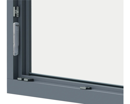 Detailný pohľad na sivé okno s kľučkou a kovaním