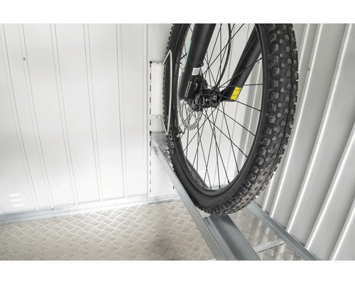 Bicykel v držiaku na bicykle v cyklistickej miestnosti