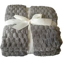 Sivá plyšová deka so stuhou