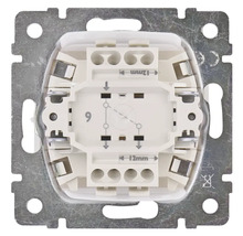 Zadná strana elektrického spínača s pripojovacími svorkami a montážnou doskou