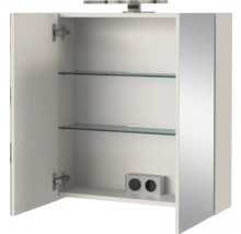 Otvorená zrkadlová skrinka so sklenenými policami a zásuvkou