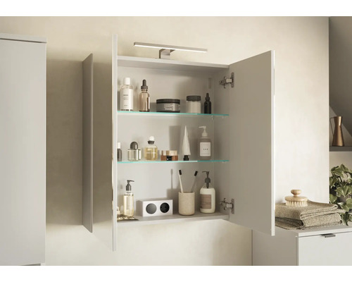 Otvorená zrkadlová skrinka s osvetlením a sklenenými policami na uloženie kozmetických produktov