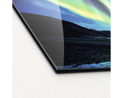Detailný záber akrylátového skleneného obrazu s motívom polárnej žiary nad horskou krajinou