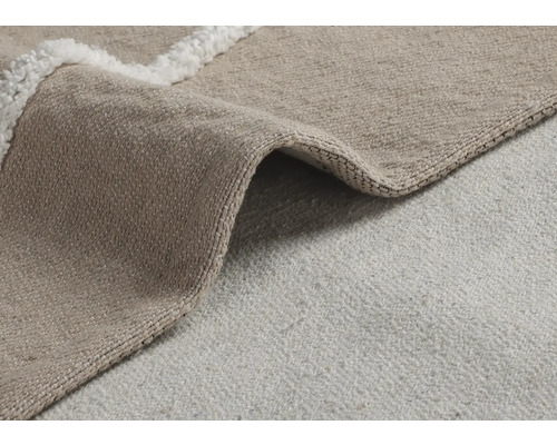 Detailný pohľad na béžový koberec s okrajom s vysokým vlasom