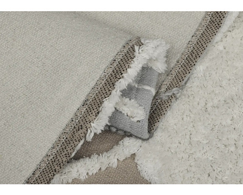 Detailný pohľad na koberec s strapcami