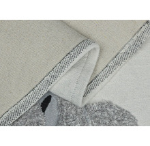 Detailný pohľad na koberec s grafickým vzorom