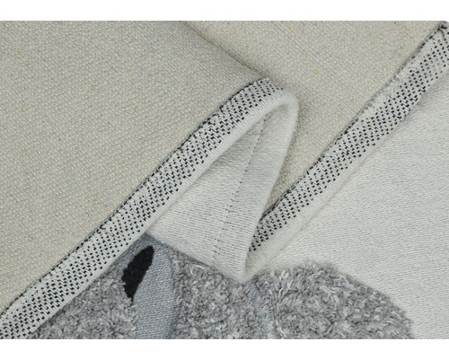 Detailný pohľad na koberec s grafickým vzorom