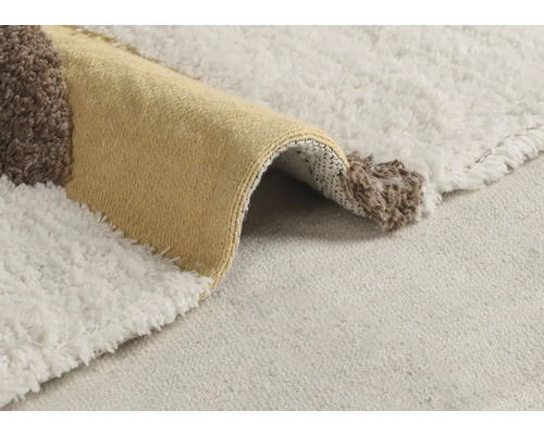 Detailný pohľad na koberec s geometrickým vzorom a tkaninou s vysokým vlasom