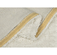 Detailný záber hebkej deky s lemom