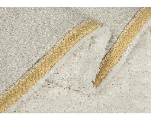 Detailný záber hebkej deky s lemom