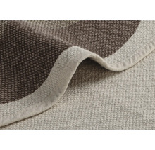 Detailný pohľad na béžový a hnedý kúpeľňový koberec