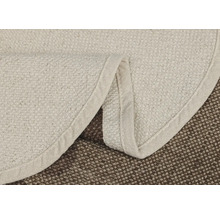 Detail okrúhleho koberca z prírodných vlákien