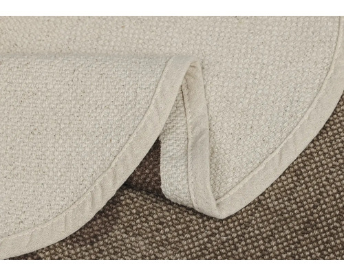 Detail okrúhleho koberca z prírodných vlákien