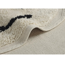 Detailný pohľad na koberec so strapcami a vzorom