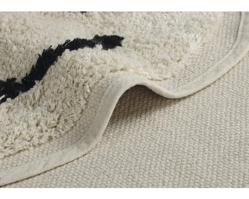 Detailný pohľad na koberec so strapcami a vzorom