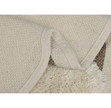 Detailný pohľad na koberec so strapcami