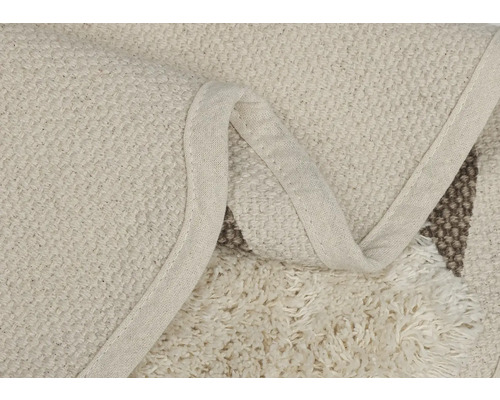 Detailný pohľad na koberec so strapcami