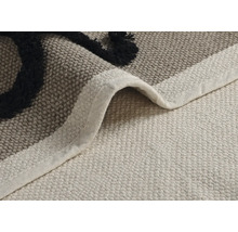 Koberec s bordúrou a vzorom