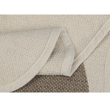 Detailný pohľad na béžový koberec s bordúrou