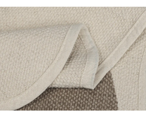 Detailný pohľad na béžový koberec s bordúrou