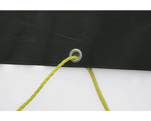 Detailný záber plachty s očkom a upevňovacím lanom