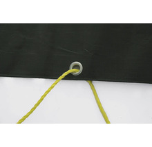 Detail čiernej krycej plachty s očkom a žltým lanom