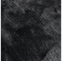 Čierny koberec s vysokým vlasom