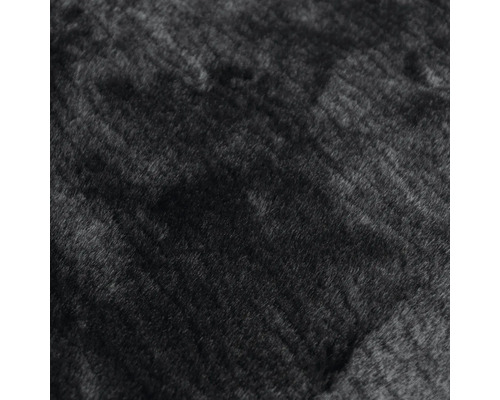 Čierny koberec s vysokým vlasom