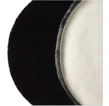 Detail okrúhleho koberca s vlasom a spodnou stranou