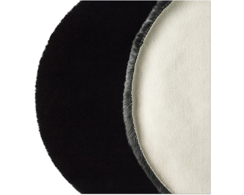 Detail okrúhleho koberca s vlasom a spodnou stranou