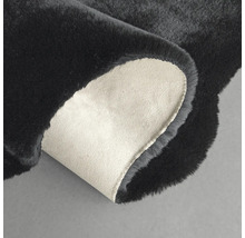 Čierny koberec s ohnutým rohom na zobrazenie zadnej strany