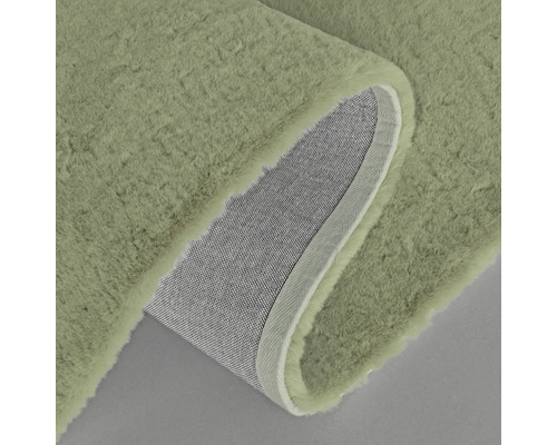 Kusový koberec, viditeľná zadná strana