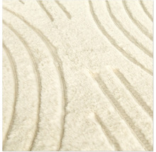 Detail mäkkého koberca s pruhovaným vzorom