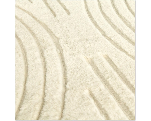 Detail mäkkého koberca s pruhovaným vzorom