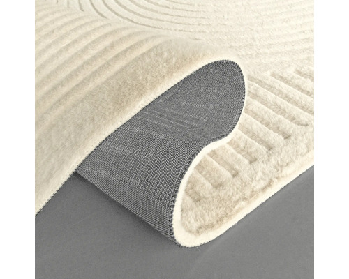 Detail béžového koberca s geometrickým vzorom