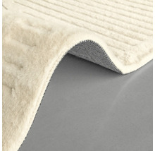 Béžový koberec s rebrovanou textúrou a ohrnutým okrajom