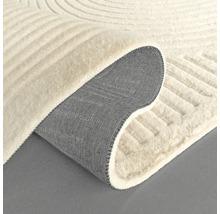 Detailný pohľad na béžový koberec s moderným vzorom a textilnou podložkou