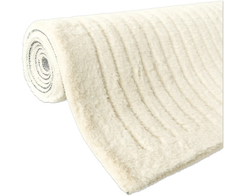 Zrolovaný koberec s pruhovaným vzorom