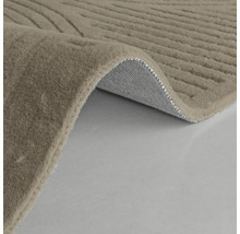 Koberec s lineárnym vzorom a látkovou podložkou