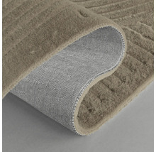 Koberec so štruktúrovaným vzorom a látkovým podkladom