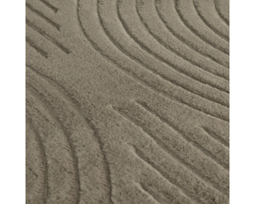 Detail koberca s vlnitým vzorom