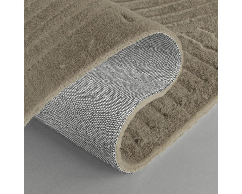 Koberec s reliéfnym vzorom a textilným podkladom