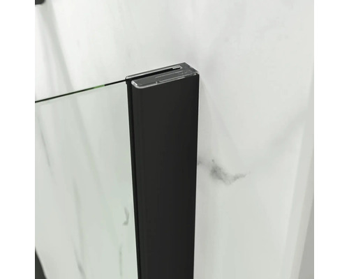 Detail sprchovacieho kúta s čiernym rámom a priehľadným sklom