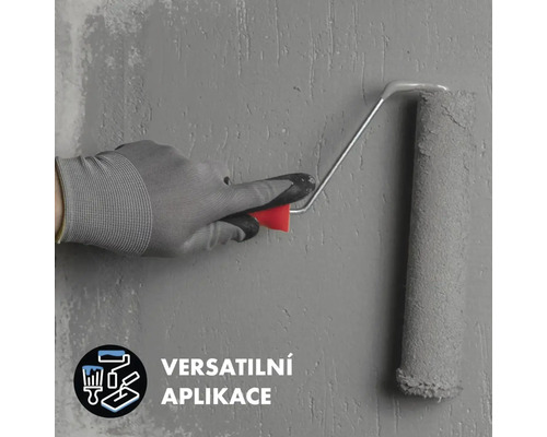 Osoba maľuje stenu maliarskym valčekom. Univerzálna aplikácia.